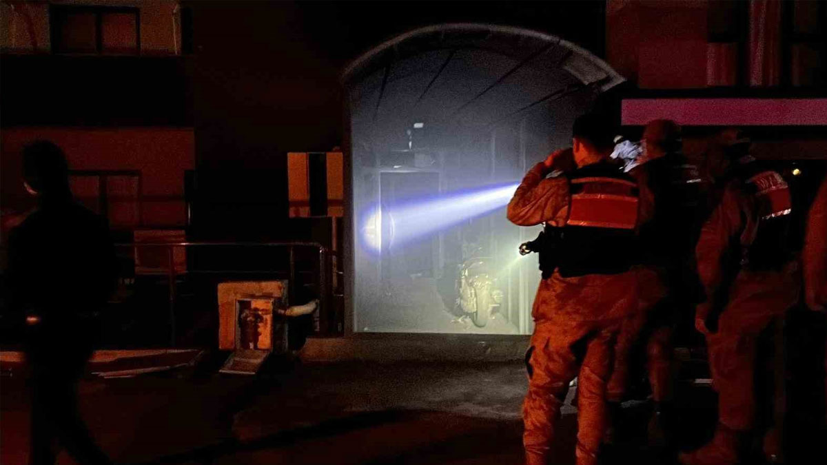 Kapıyı karıştırdılar, alevlere yakalandılar... Hatay’da apartman yangınında iki kişi hayatını kaybetti