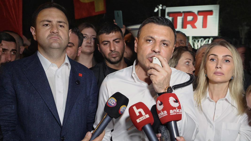 CHP’liler TRT binasına yürüdü: Halkın duruşmaları canlı izlemeye hakkı var