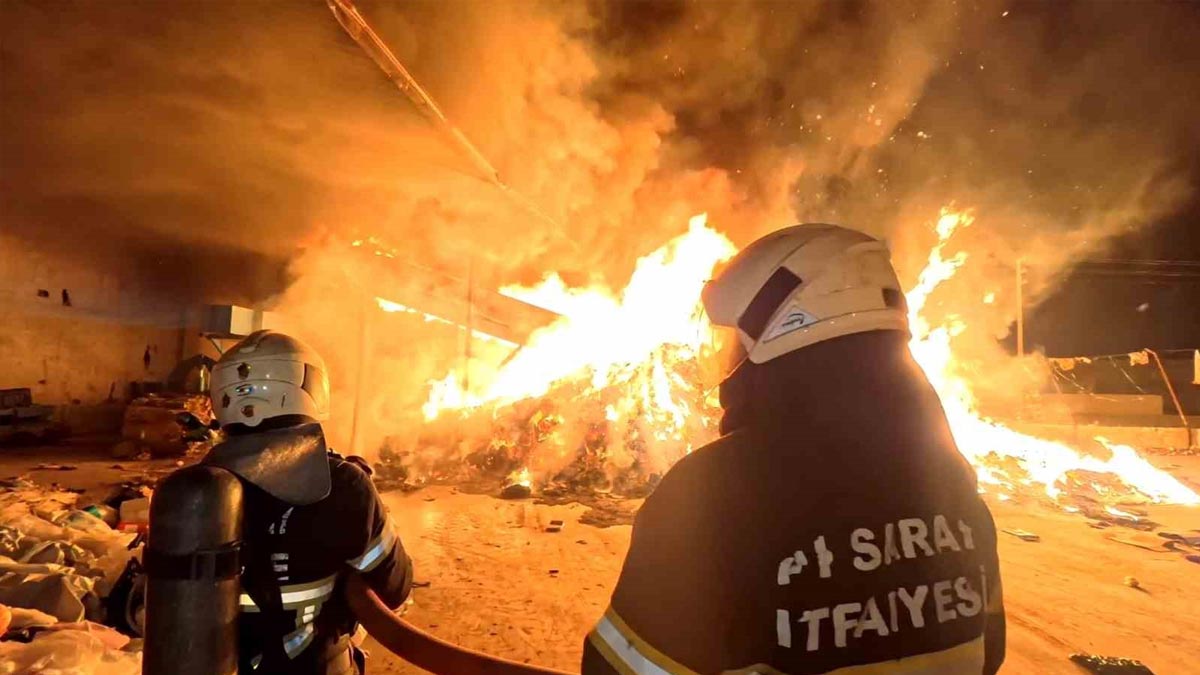 Aksaray'da geri dönüşüm tesisi alev alev yandı