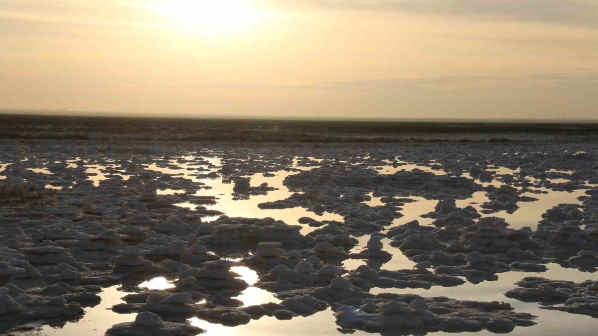 Her haliyle başka güzel! Suların çekilmesiyle Tuz Gölü’nde ortaya çıkan farklı şekillerde tuz kütleleri ziyaretçi akını başlattı