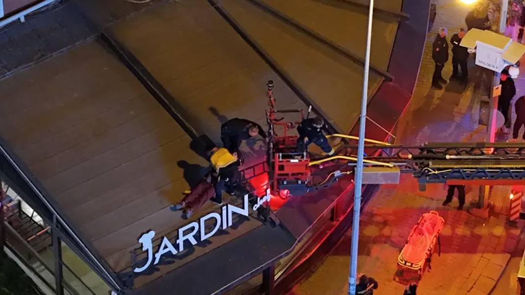 Camdan düşen öğrenciyi kafenin tentesi kurtardı: Eskişehir'de gece yarısı tente operasyonu