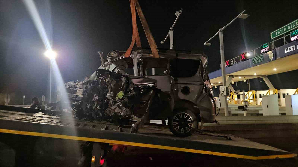 Kuzey Marmara Otoyolu’nda feci kaza: Gişelere çarpan otomobil hurdaya döndü