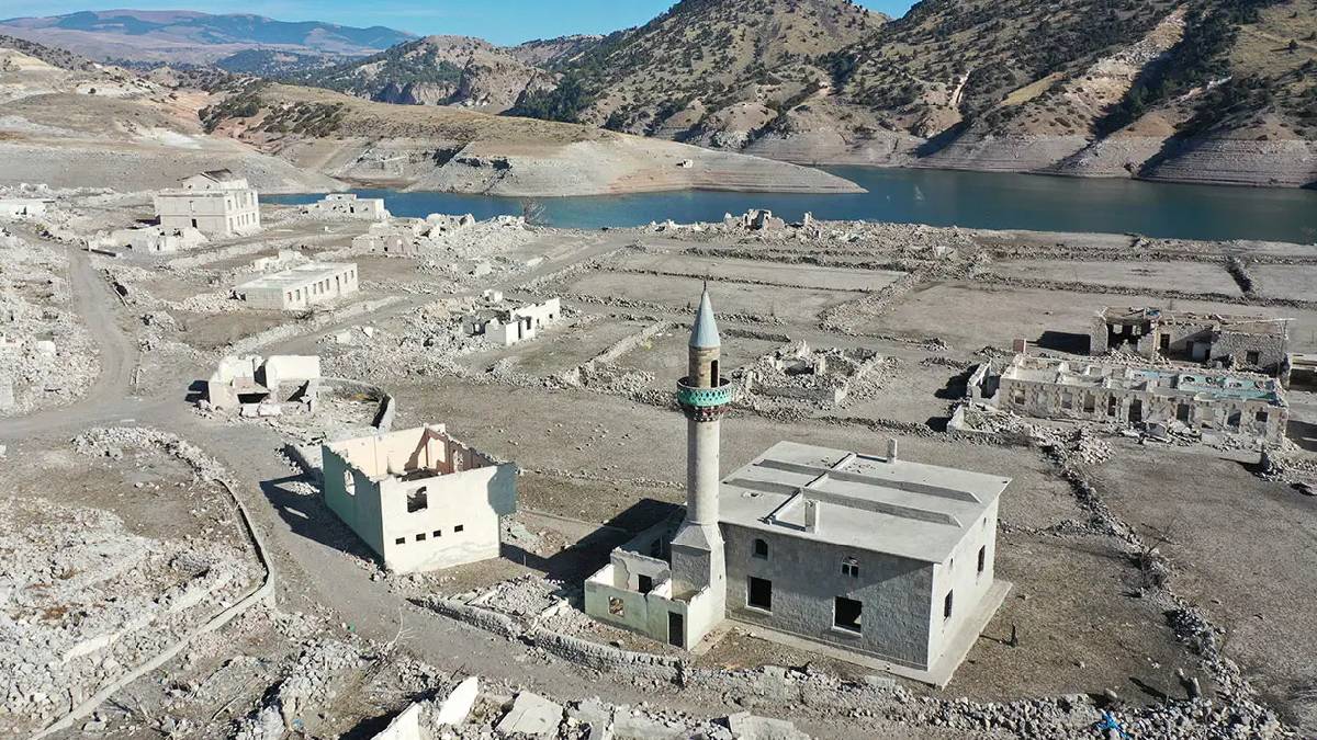 Kars’ta baraj altındaki yerleşim yeniden göründü: Sular çekildi, köy ortaya çıktı