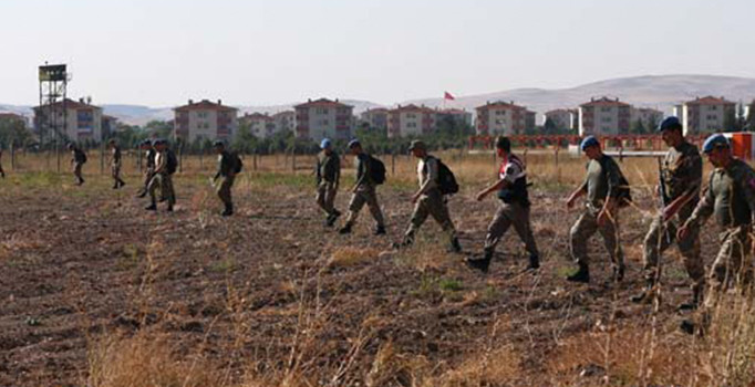 Akıncı Üssü'nden kaçan askerler üzerindeki askeri malzemeleri bırakıp kaçtı