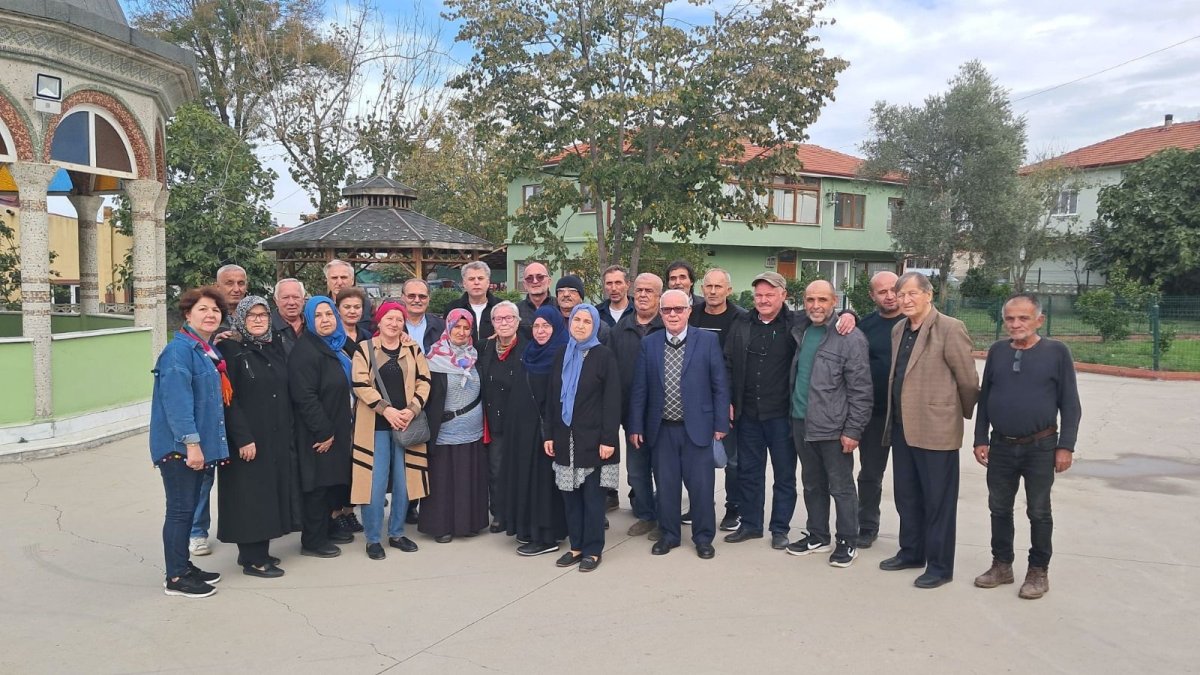 Öğretmenlerini 53 yıl sonra buldular: Karasu'da duygu dolu anlar