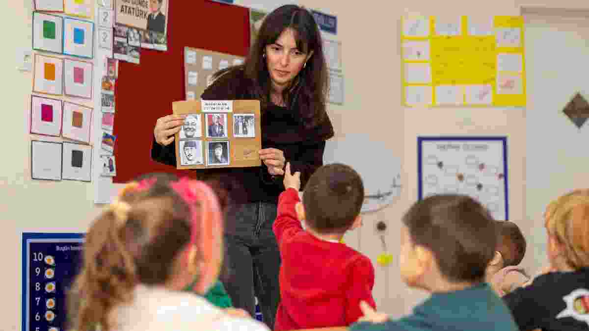 Yıllar sonra yaşanan tatlı tesadüf: Başak Köse, 25 yılın ardından eğitim gördüğü anaokuluna öğretmen oldu