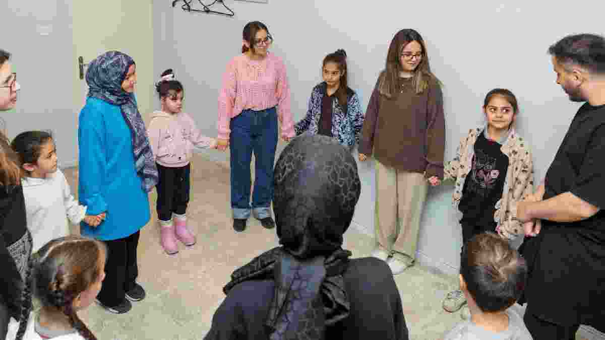 Gönüllü üniversite öğrencileriyle hayata dokunan bir çalışma... “Renkli Harfler” projesinde ders zili çaldı