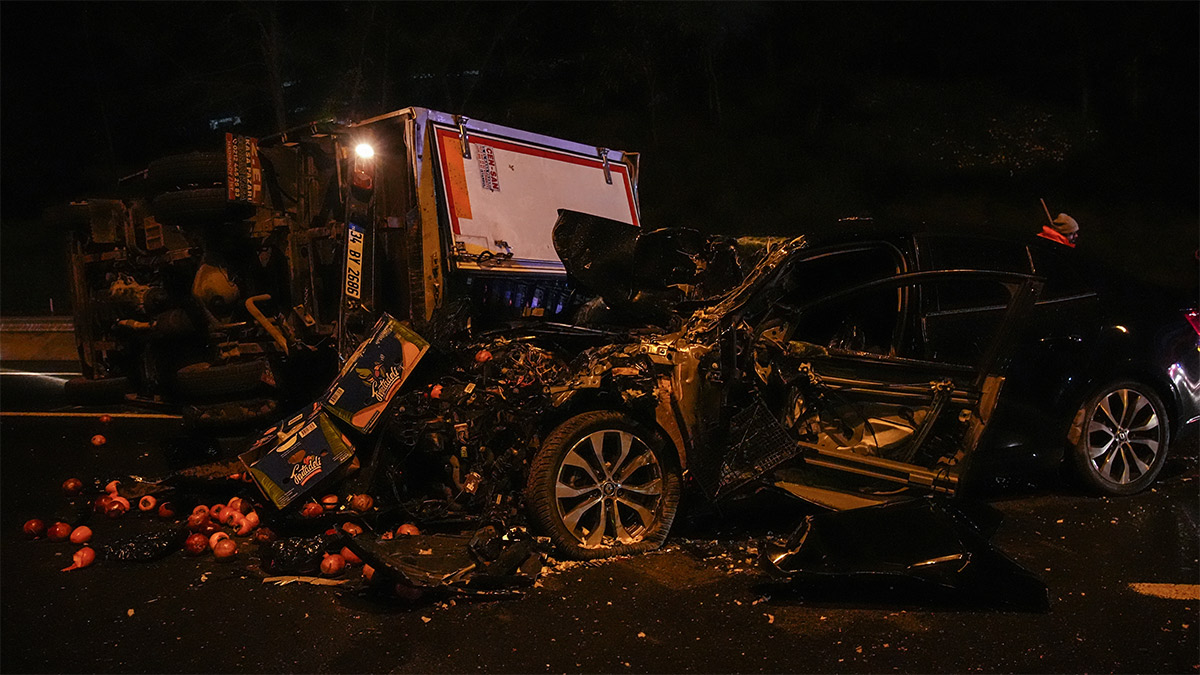 TEM Otoyolu'nda feci kaza! Otomobil kamyonete çarptı, kamyonet yan yattı