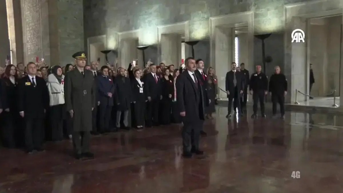 Tekin ve 81 ilden gelen öğretmenler Anıtkabir'de