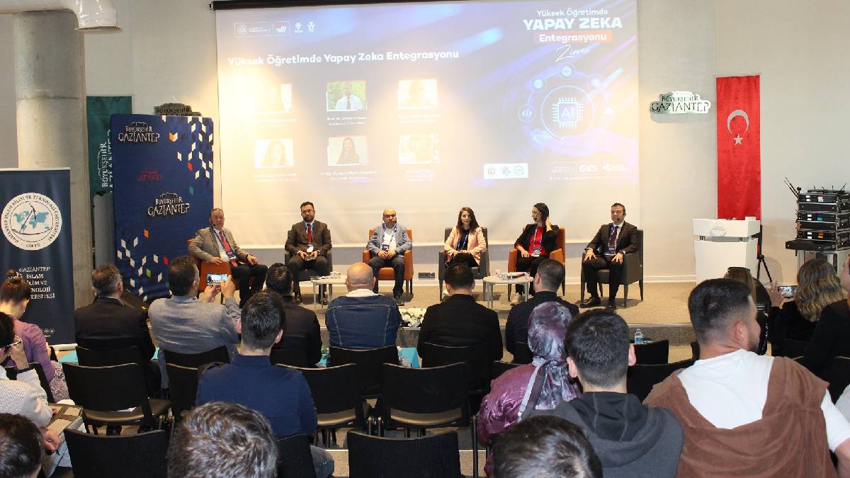 Yükseköğretimde Yapay Zeka Entegrasyonu Zirvesi bilim merkezinde gerçekleştirildi