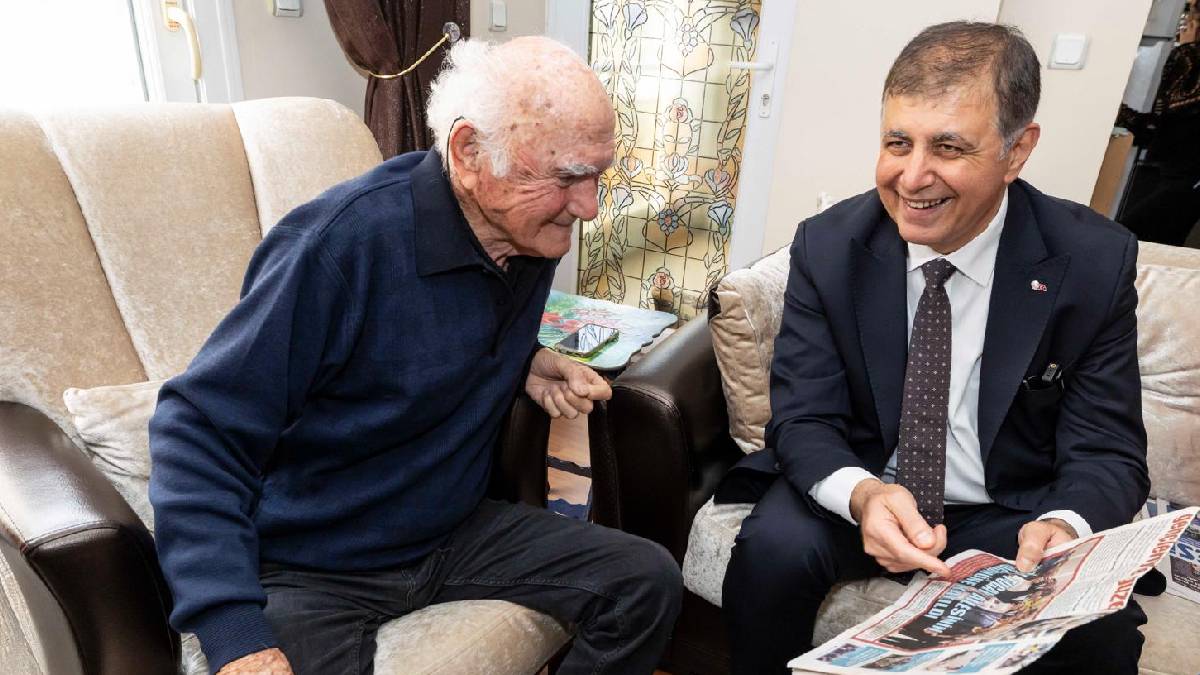 Yıllar sonra duygulandıran buluşma: Başkan Tugay lise öğretmenini ziyaret etti