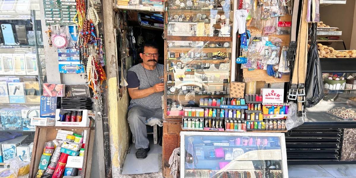 ‘Çakmak doktoru’ olarak tanınıyor, 40 senedir durmaksızın çalışıyor! İskenderun’un 60’lık efsanesi…