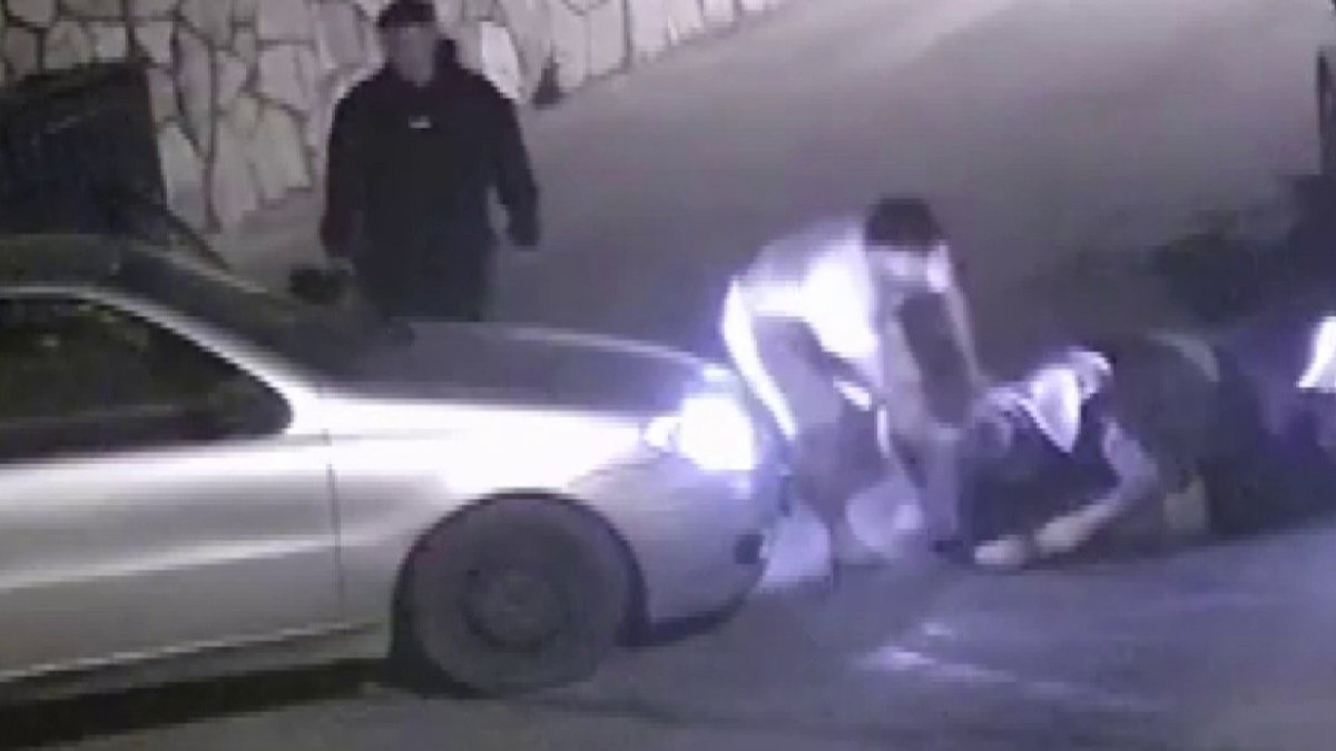 Yol verme kavgası büyüdü! Arabayla geri manevra yaparak bilerek çarptı, arabadan indirip dövdüler: Anbean kameralara yansıdı