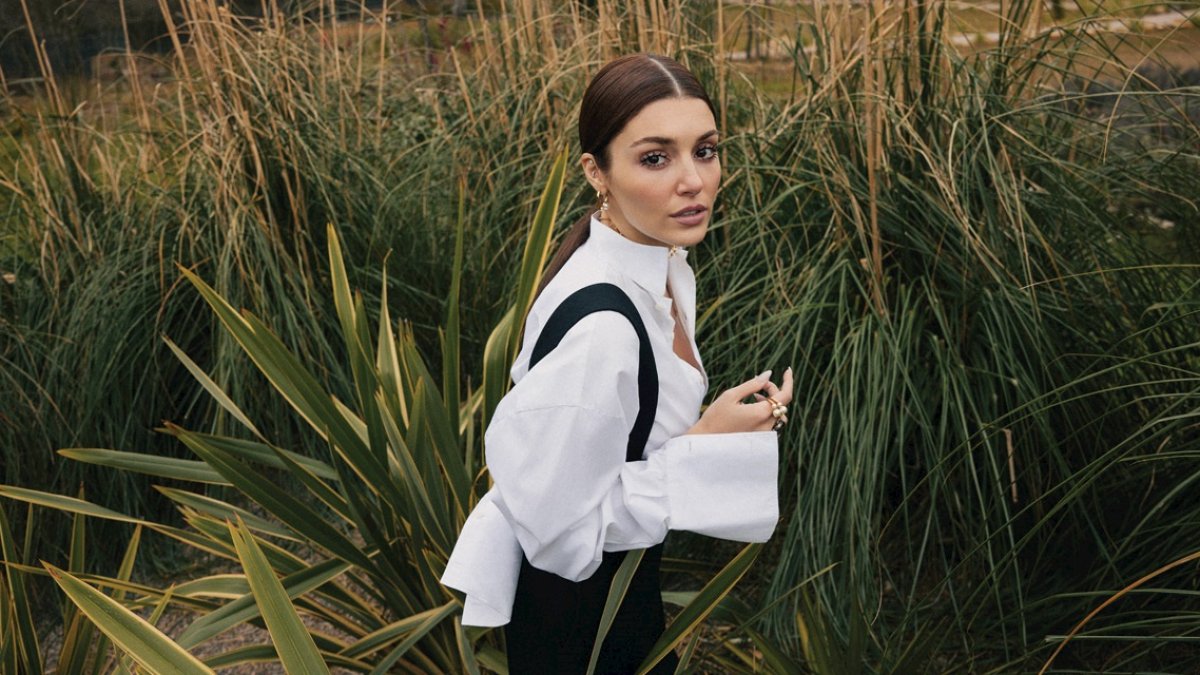 Hande Erçel’den çifte kutlama! Filminin galasına gitmeden yeni bir reklam anlaşması yaptı: Kozmetik markasının yeni yüzü olacak