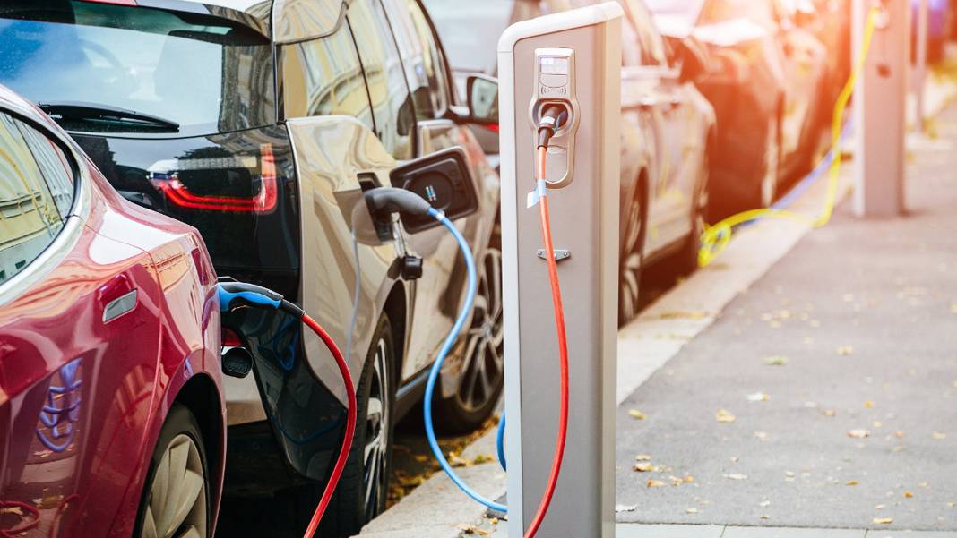 JP Morgan ve Goldman Sachs: Petrol fiyatları yüzde 50 düşecek! Elektrikli araçlara zam kapıda