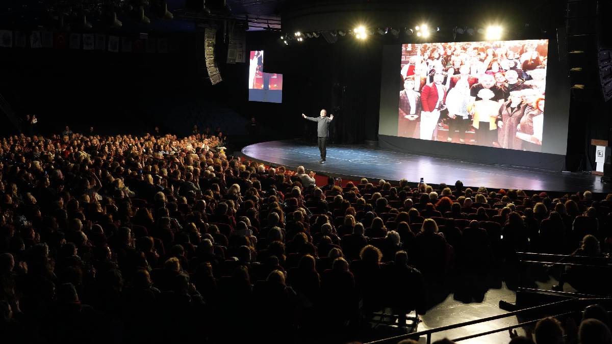 Kadıköy’de öğretmenler günü Sunay Akın gösterisiyle kutlandı