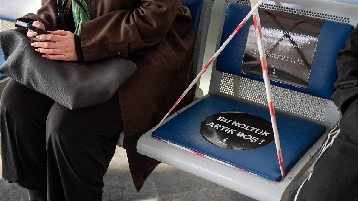 İzmir’de “boş koltuk”lu 25 Kasım mesajı