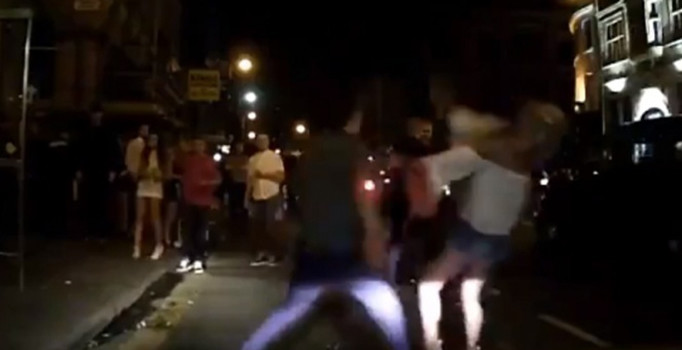 İngiltere'de kavgayı ayırmak isteyen kız yumruğu yedi