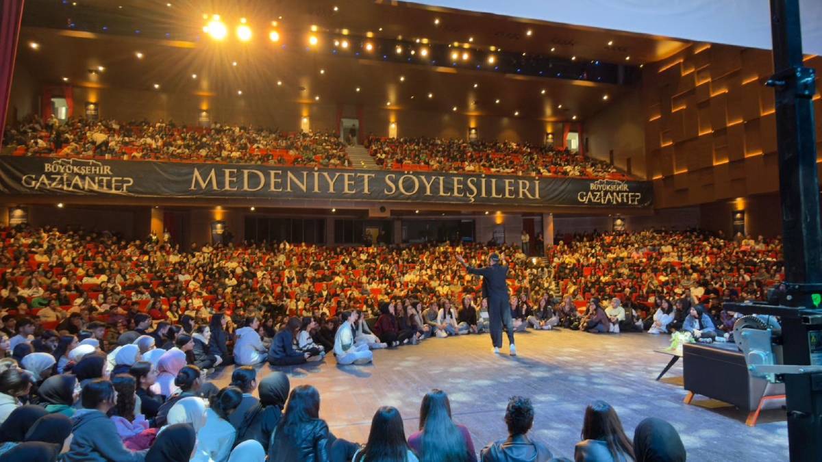 Gaziantep Medeniyet Söyleşileri’nin konuğu eğitimci-yazar Gri Koç oldu