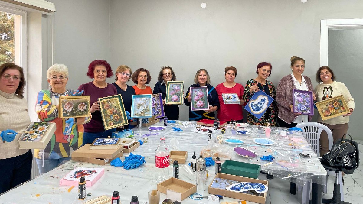 Uşak Belediyesi meslek edindirme ve hobi kursları ile kadınların sosyal yaşamını destekliyor