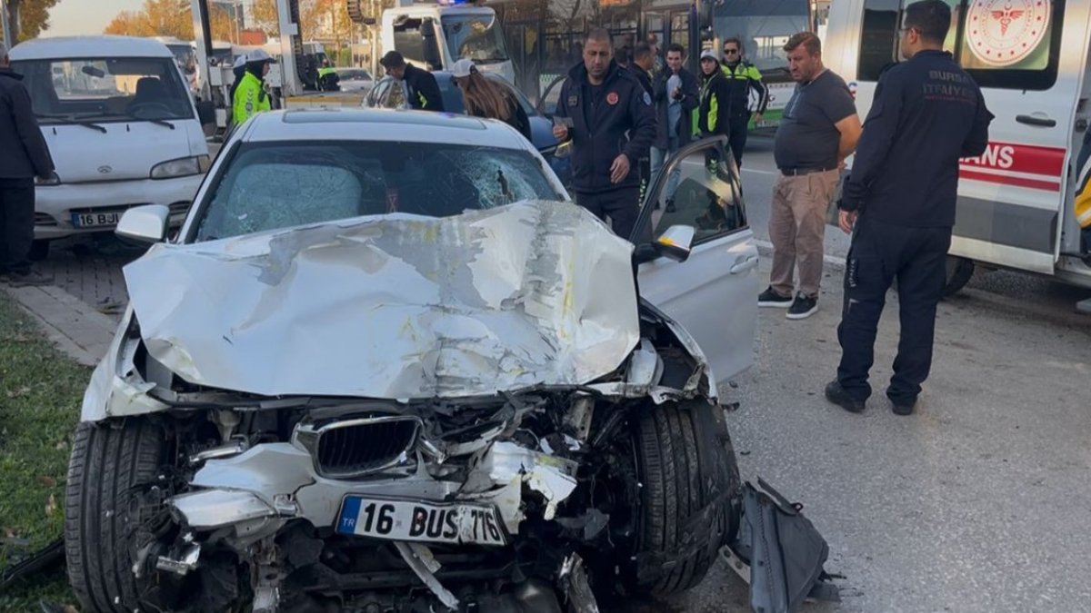 İki otomobilin yarışı kazayla sonuçlandı! Önce otobüse, sonra kaldırıma çarptı: 13 kişi yaralandı