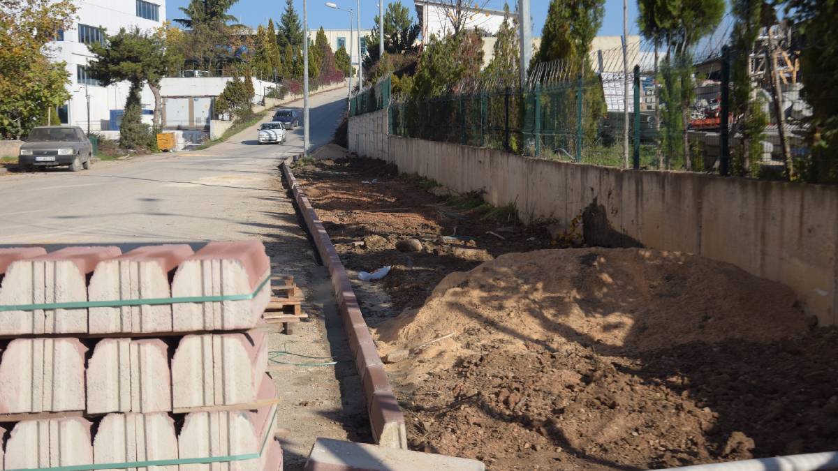 Yeni cadde ve sokaklar ulaşıma açılıyor, kaldırımlar yenileniyor