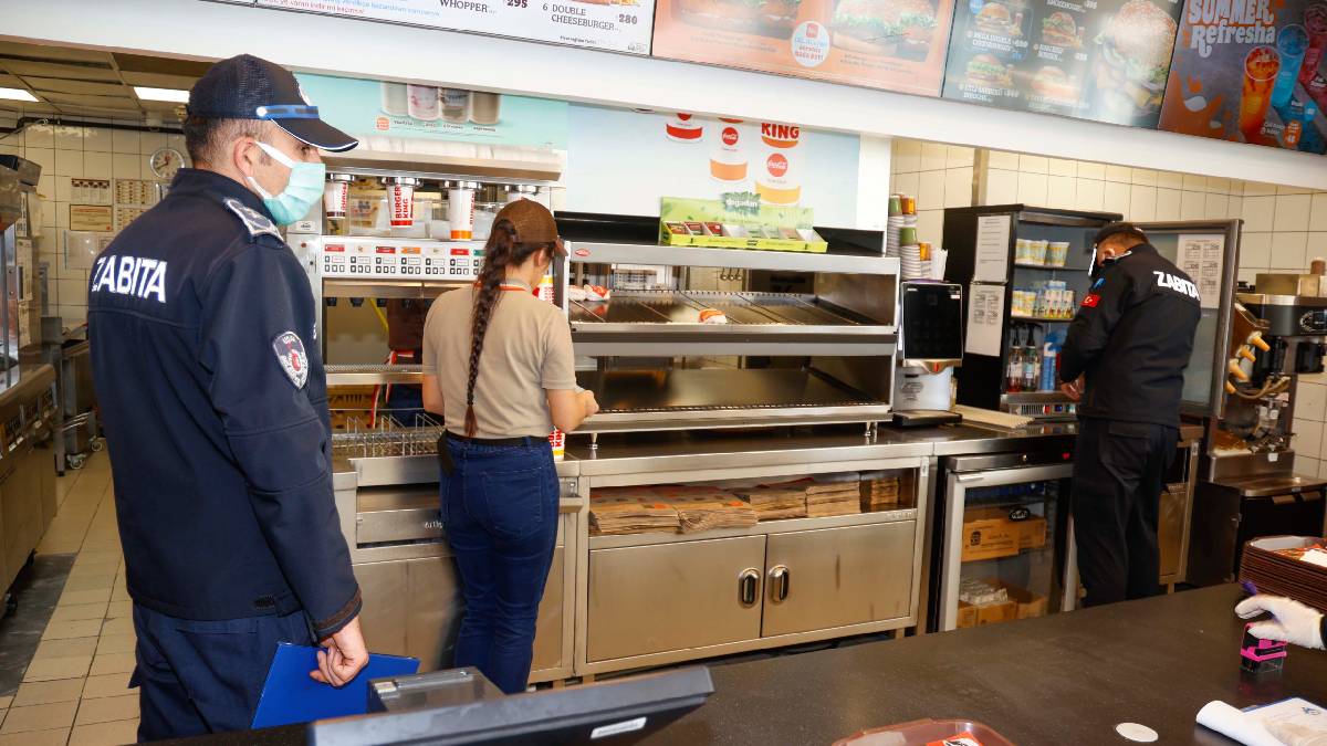 Uşak Belediyesi Zabıta Müdürlüğü ekipleri gıda güvenliğini sağlayabilmek için denetimde