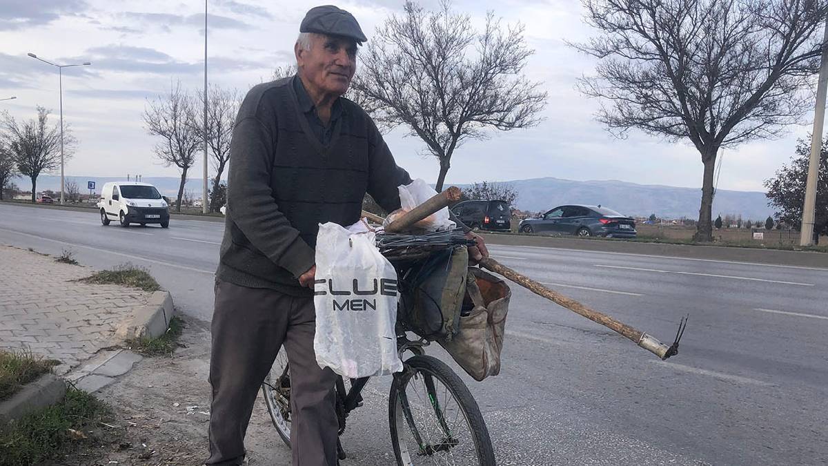 84 yaşında pedal çeviriyor, kimseye muhtaç olmadan geçiniyor! Enerjisi göreni hayrete düşürüyor: “Veresiye almak istemiyorum”