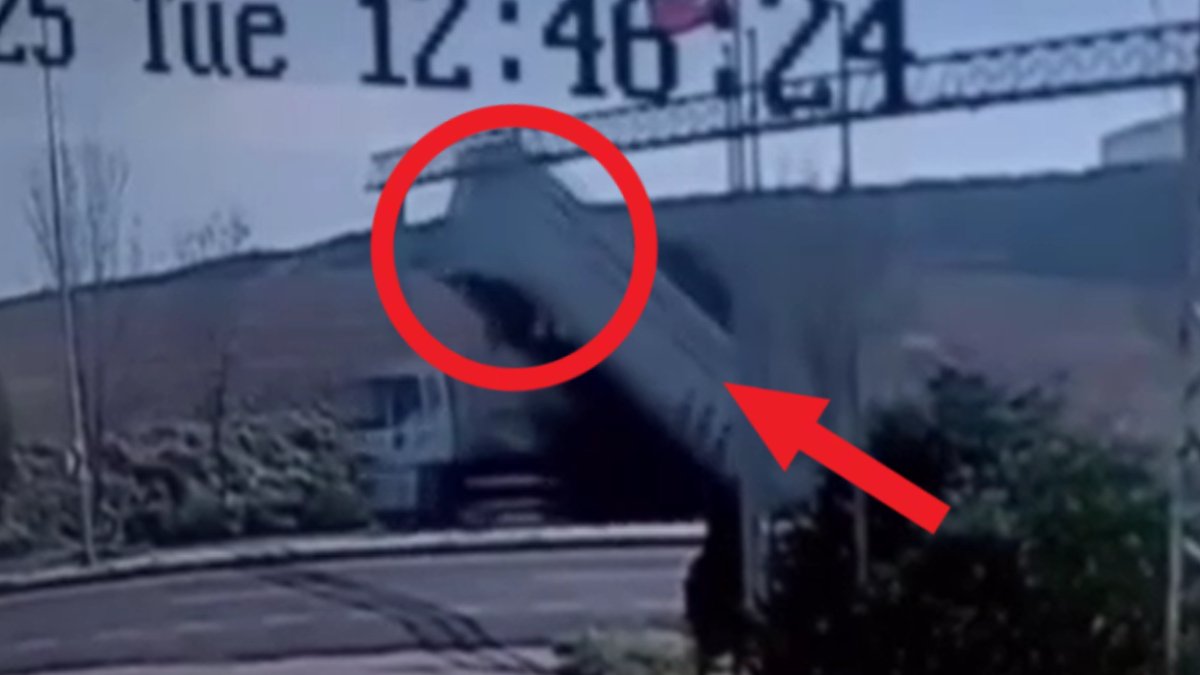 Tekirdağ'da şaşırtan kaza! Açılan damper direkleri yıktı, kamyon devrildi