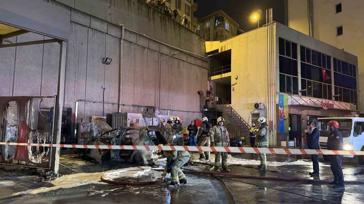 Akaryakıt istasyonunda elektrikli araba patladı! Şarjdaki araba bir anda alev almaya başladı