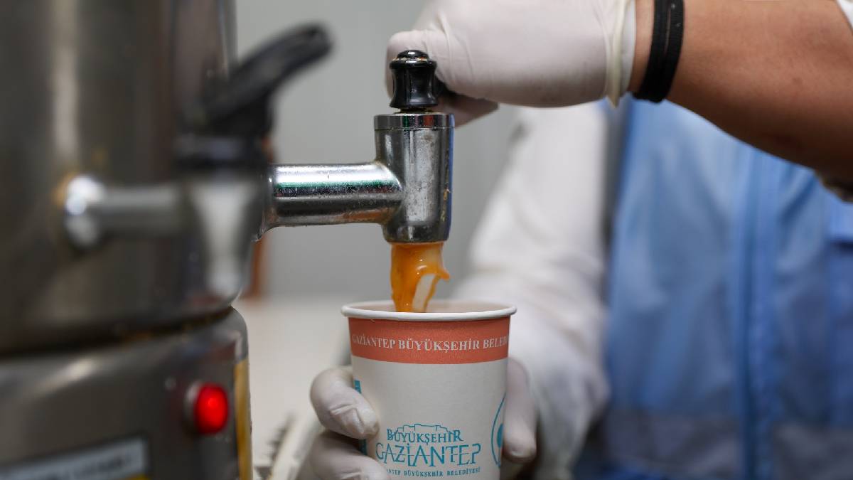 Büyükşehir'den vatandaşın içini ısıtan hizmet: Öğrencisinden işçisine 15 bin kişi güne sıcak çorba ile başlıyor