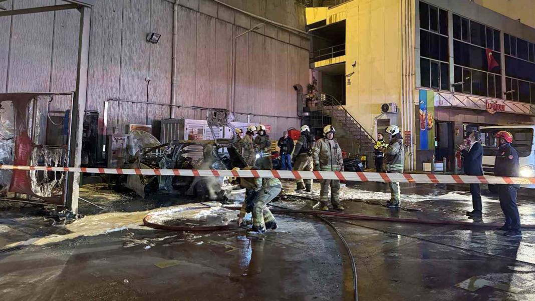 Akaryakıt istasyonundaki otomobilde patlama