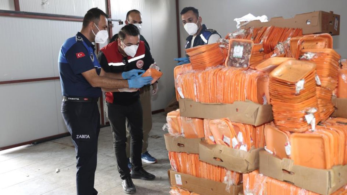 Gıda denetimlerinde peş peşe ceza! Antalya'da 2 işletme mühürlendi: 25 ton tarihi geçmiş tavuk ele geçirildi