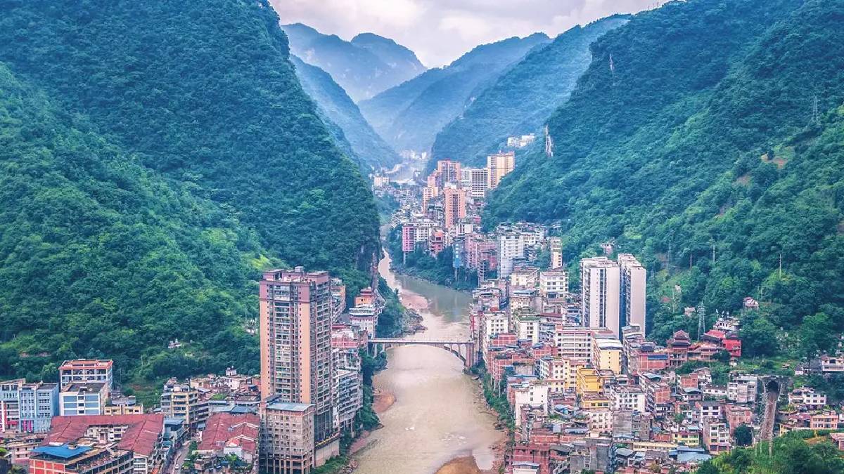 Burası bir film sahnesi değil! Dünyanın en dar şehriyle tanışın…