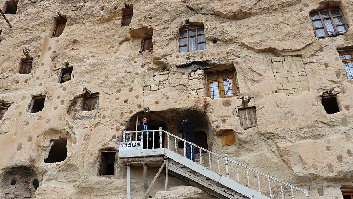 Kimse Türkiye’de olduğuna inanamıyor! Kayaların içinde yer alıyor, Anadolu’nun mirası olarak dimdik ayakta duruyor