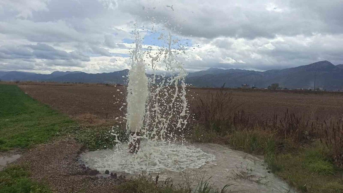 Şehri kuraklık vurdu ama... Kullanılmayan kuyudan su fışkırıyor: Sebebi gaz mı; su mu?