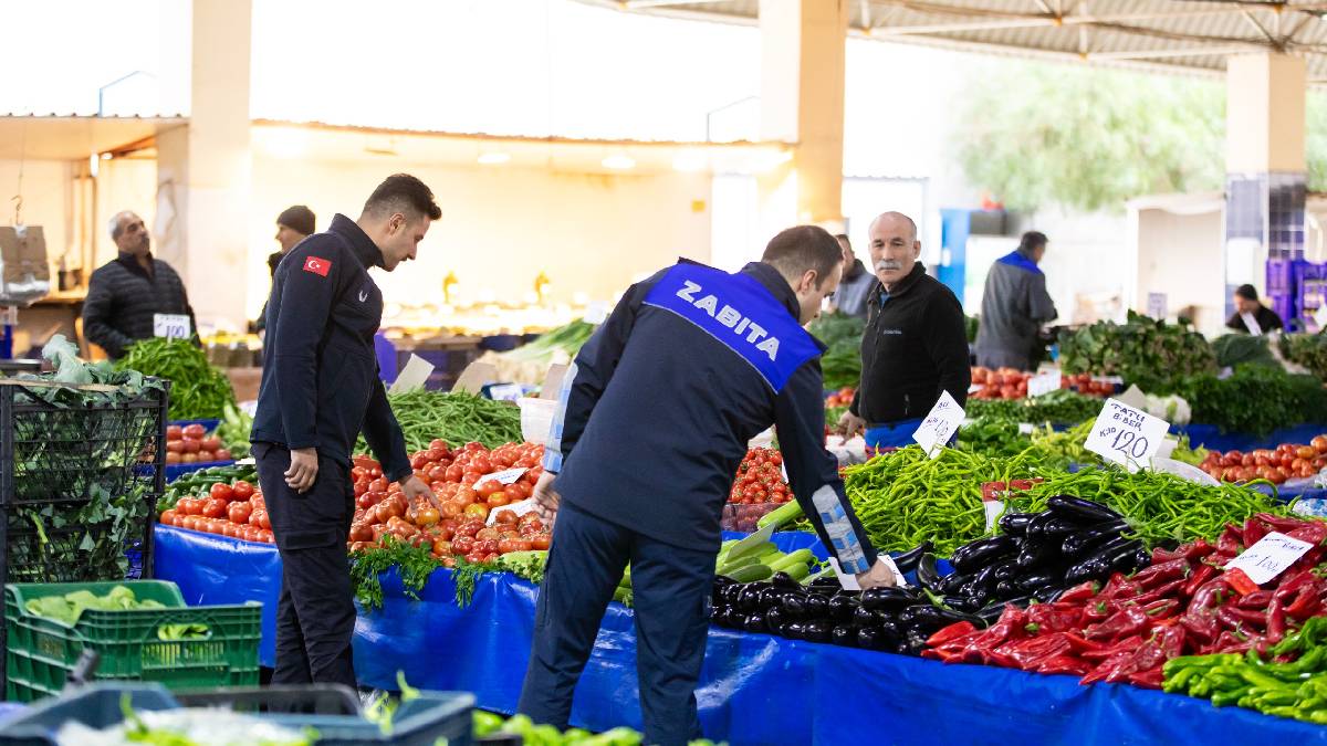 Narlıdere Belediyesinden pazar yerinde kapsamlı denetim