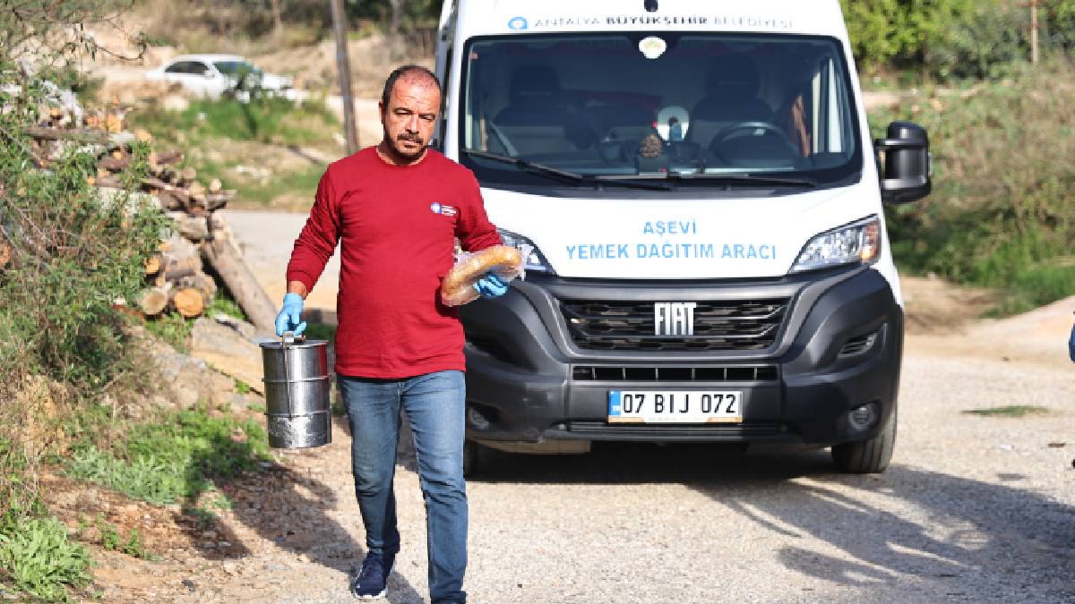 Büyükşehir, ihtiyaç sahibi vatandaşların yanında... Günde 209 haneye 2 öğün sıcak yemek desteği sunuyor