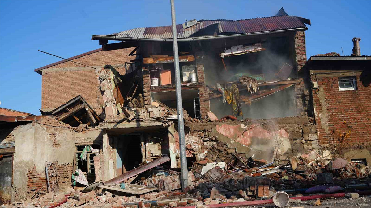 Erzurum’da doğalgaz patlaması: 2 ev yıkıldı