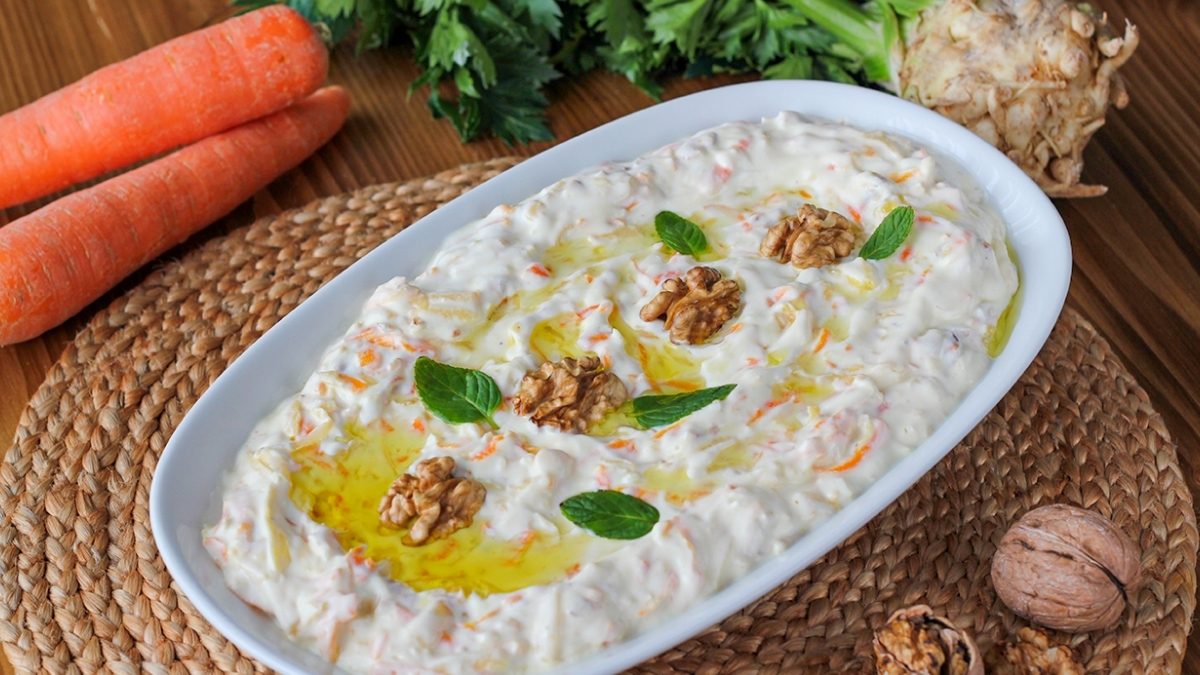 Havuçlu kerevizli meze tarifi! Hem sağlıklı hem lezzetli: Yemeklerin yanından ayırmak istemeyeceksiniz