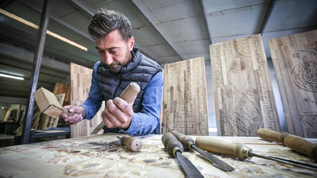 Evinde öğrendiği işi atölyeye taşıdı! Ahşaptan doğan sanat: Yurt dışına bile satış yapıyor