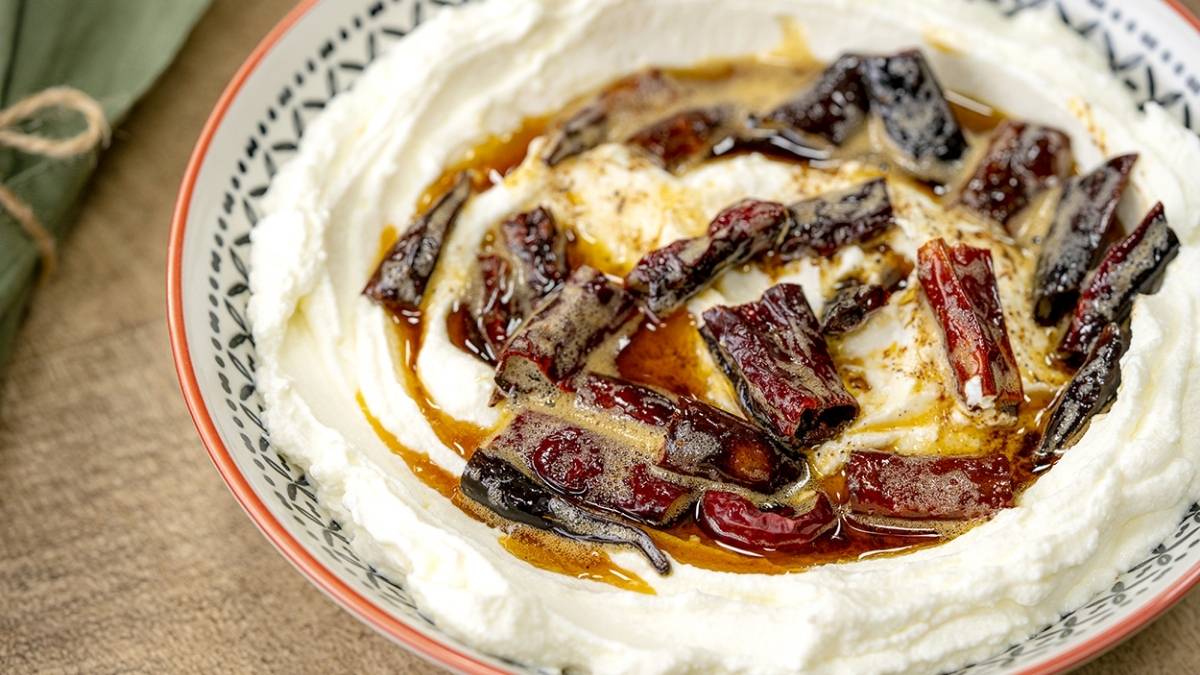 Evde atom meze tarifi! Yemeklerin yanına çok yakışacak…