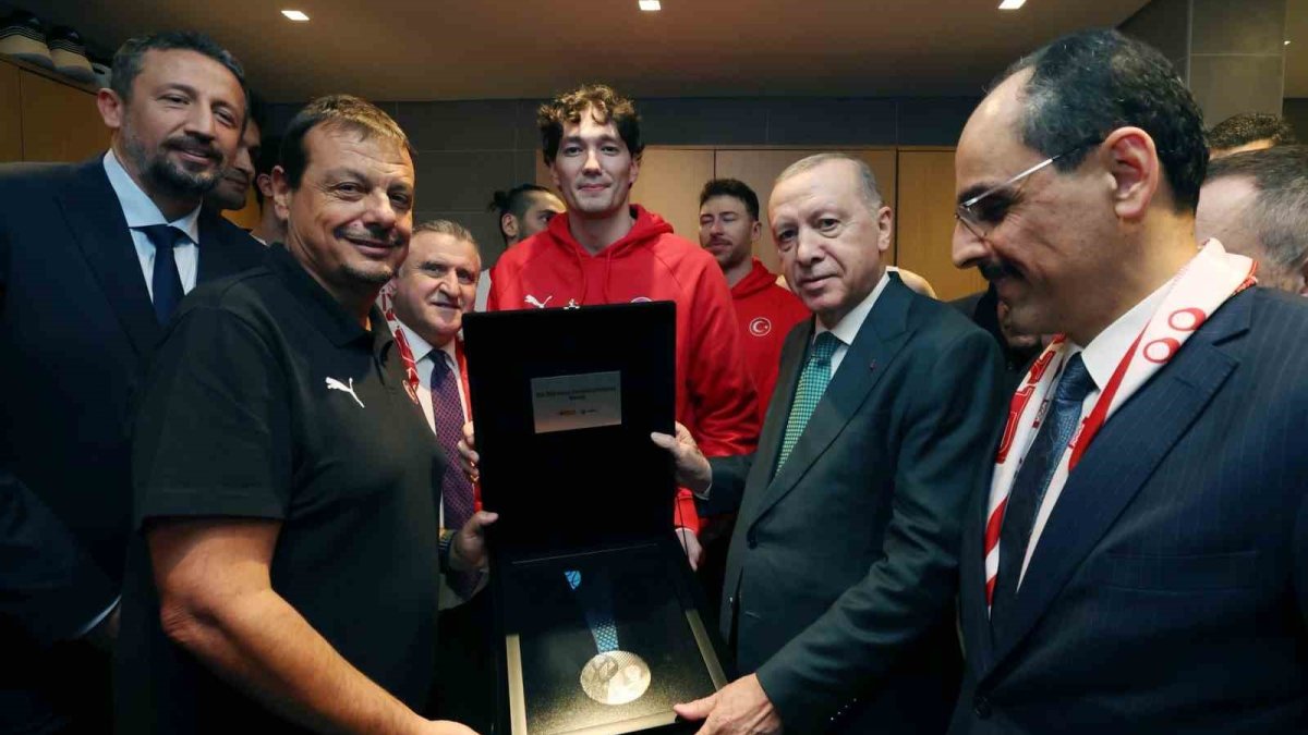 Erdoğan, A Milli Erkek Basketbol Takımı'nı tebrik etti
