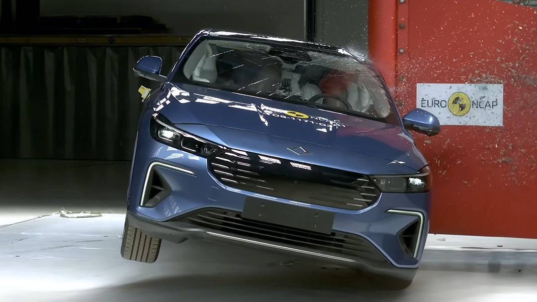 Otomobillerde yeni dönem başlıyor: Çarpışma testleri sil baştan! Batarya yangını ve alkol tespiti zorunlu oluyor