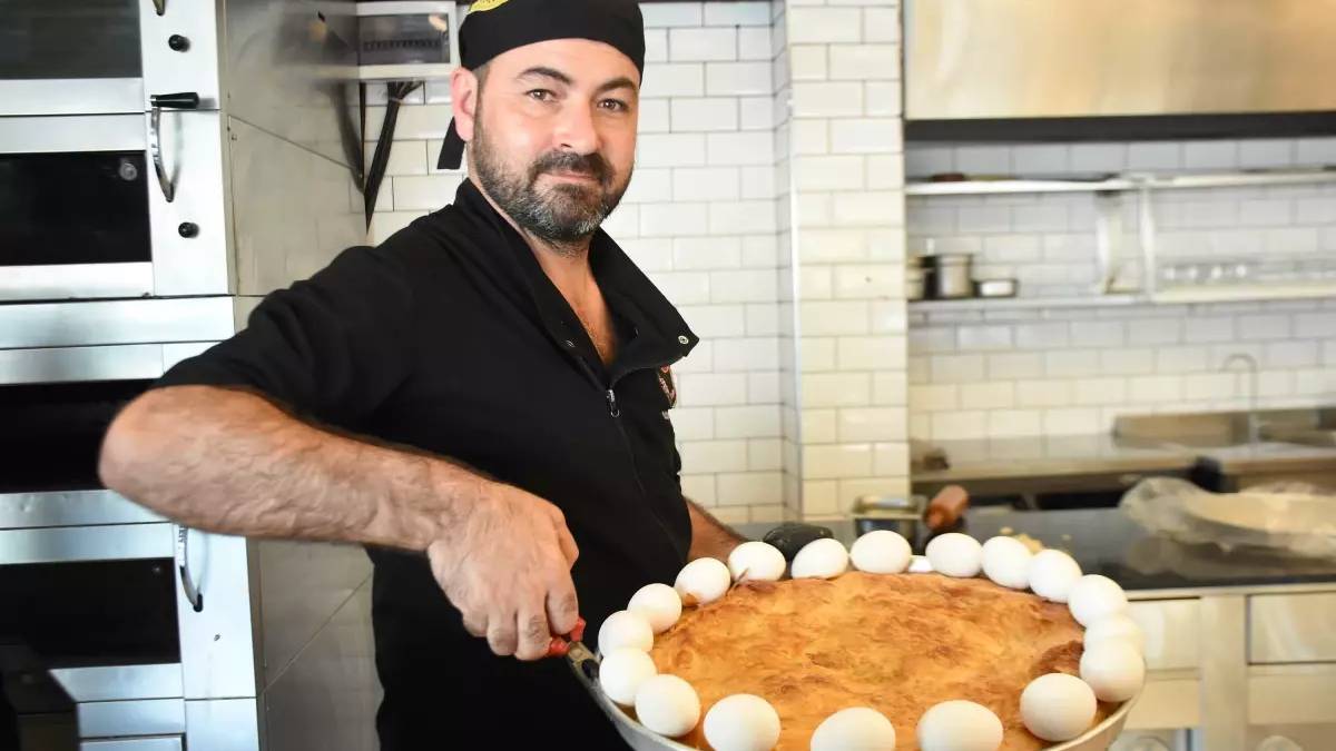 İzmir’in en sevileni devleşti! Tam 2 kilo ağırlığında dev boyoz 600 TL’den satılıyor