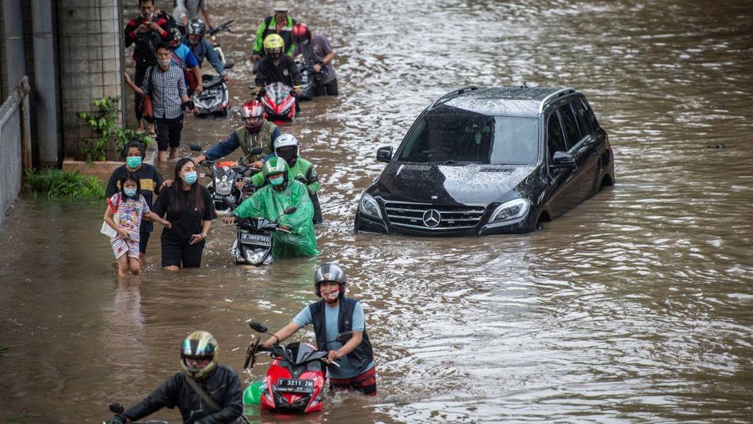 Endonezya sular altında: 79 kişi yaşamını yitirdi, 100'e yakın kayıp var