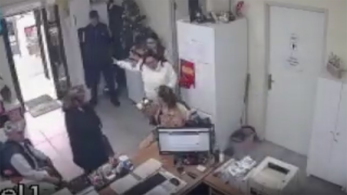 Muhtarlıkta belge tartışması kavgaya döndü! Darp edilen muhtar polisle de tartıştı