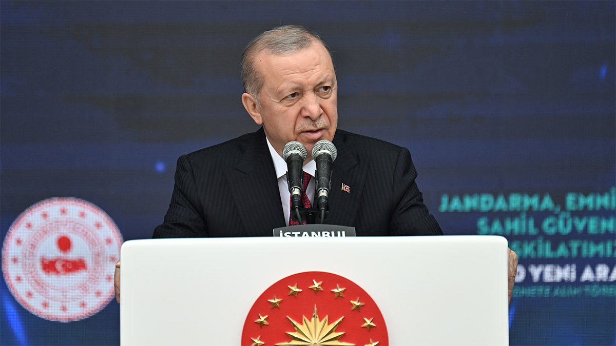 Erdoğan: Yolsuzluk dosyalarını perdelemek için kolluk kuvvetlerine saldırıyorlar