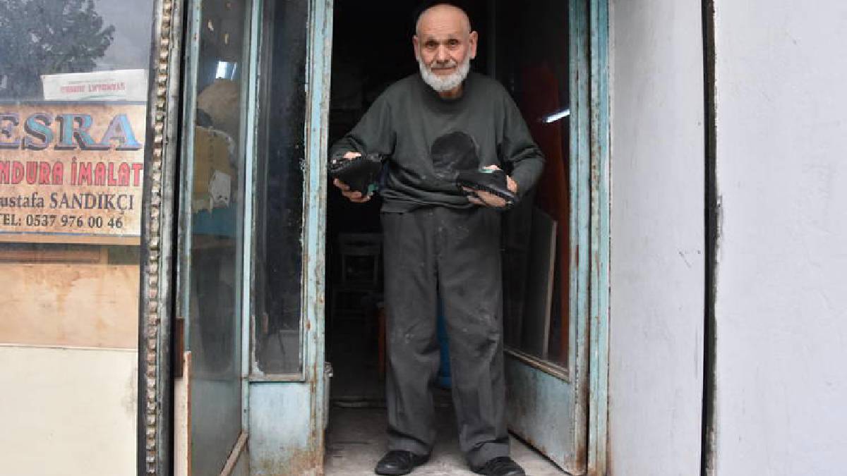 72 yaşında maharetini konuşturuyor! 60 yıllık el emeği: Günde 4 çift üretiyor!