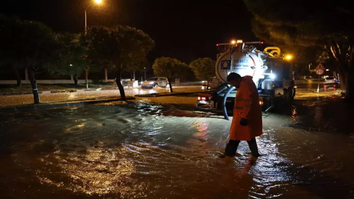 Meteoroloji uyarmıştı! İzmir'in gözdesini sel aldı: Deniz karaya birleşti